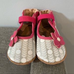 NWOT Robeez Grey Floral May Jane Shoes